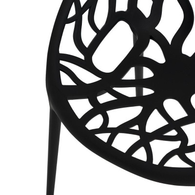 cadeira preta com design recortado abstrato e pernas finas