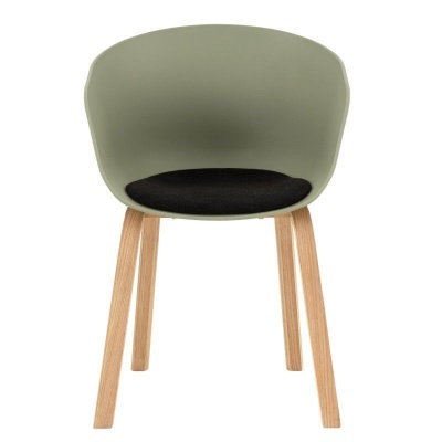 Cadeira moderna com pernas de madeira clara e assento preto com encosto verde-acinzentado