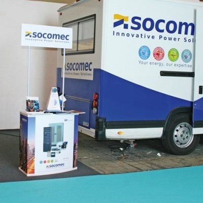 Stand de exposição com veículo e balcão da marca Socomec