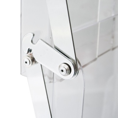 Estrutura transparente com articulação metálica prateada em fundo claro