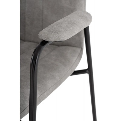 cadeira cinzenta com estrutura metálica preta e apoio de braço almofadado