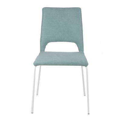 Cadeira azul esverdeada com pernas brancas em fundo branco