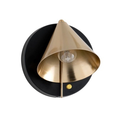 Luminária de parede preta com cúpula dourada em cone