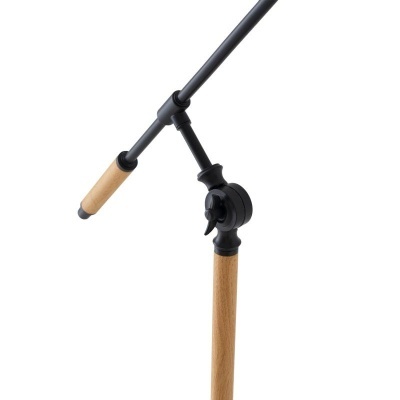 Suporte articulado para microfone com haste e pegada em madeira e articulações pretas