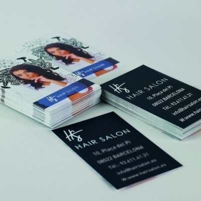 Cartões de visita para salão de cabeleireiro com informação de contacto e imagem de mulher com cabelo comprido