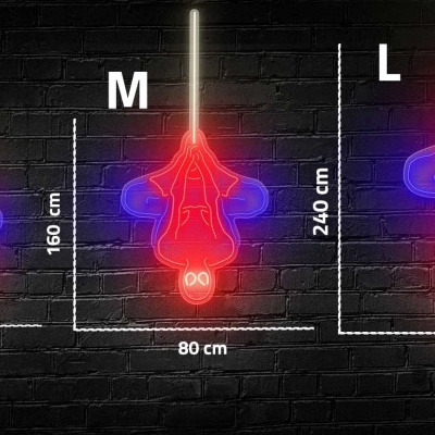 Lâmpadas pendentes em forma de veado em três tamanhos, vermelhas e azuis, contra parede preta