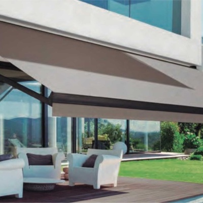 Toldo cinza escuro em varanda moderna com sofá branco e piscina