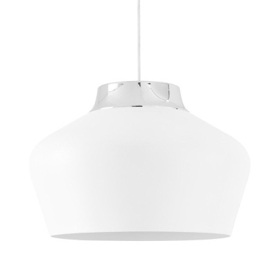 Luminária pendente branca com acabamento cromado e formato arredondado