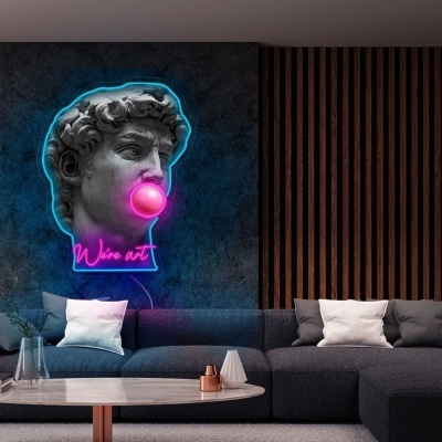 Sala moderna com sofá cinzento escuro e estátua clássica iluminada por néon