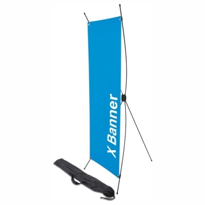 Banner X azul com texto branco e estrutura preta com bolsa preta no chão