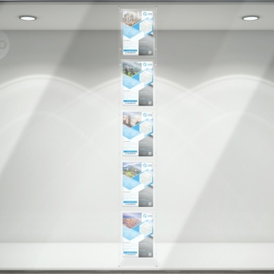 Caixas azuis e brancas empilhadas com produtos de condicionamento em prateleira iluminada