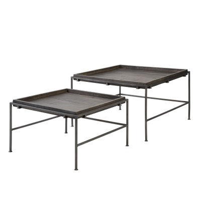 Conjunto de duas mesas de centro quadradas em madeira escura e estrutura metálica preta