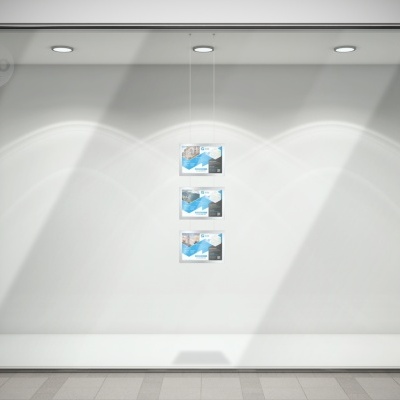 Montra de loja com três caixas azuis e brancas penduradas em fundo branco