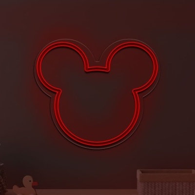 Neon vermelho com contorno da cabeça do Mickey Mouse numa parede escura junto a brinquedos e cestas de vime