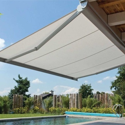 Toldo retrátil cinza claro sobre varanda com piscina e jardim