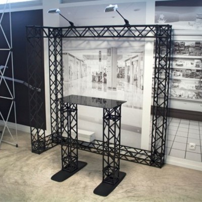 Estrutura modular preta de metal com mesa alta integrada em espaço interior