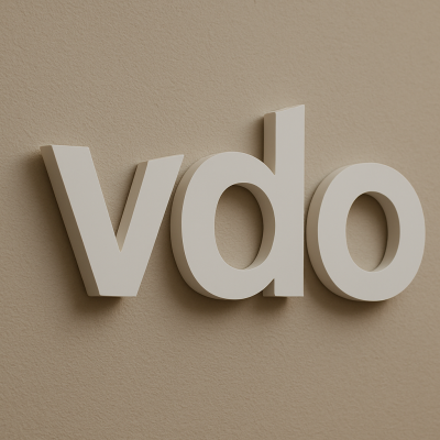 Letras brancas 3D na parede formando a palavra vdo