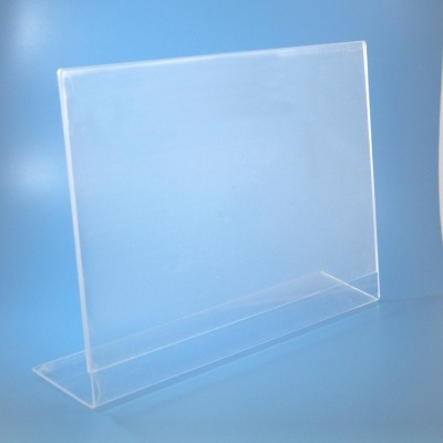 Suporte de acrílico transparente tipo placa em fundo azul