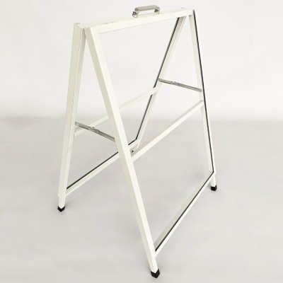 Estrutura metálica branca em forma de cavalo de pau com prateleiras