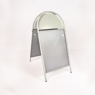 Cavalete metálico branco com painéis cinzentos em fundo branco