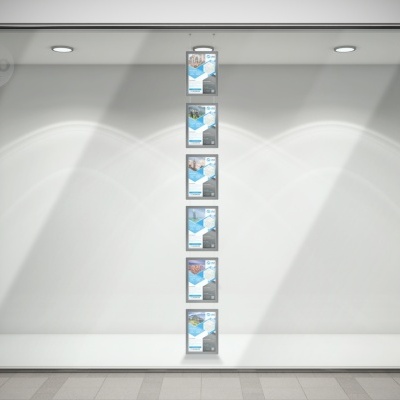 Montra iluminada com seis caixas retangulares azuis e brancas empilhadas verticalmente.