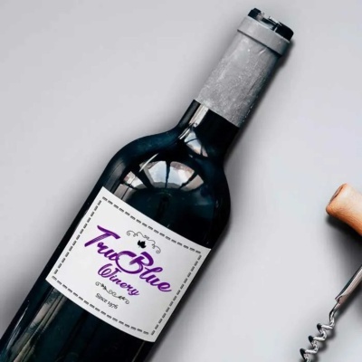 Garrafa de vinho tinto True Blue Reserve com saca-rolhas