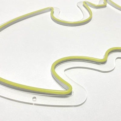 Molde plástico transparente com contorno amarelo em formato irregular