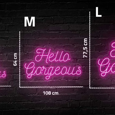 Três letreiros de néon rosa com texto 'Hello Gorgeous' em tamanhos grande, médio e pequeno na parede preta de tijolos.