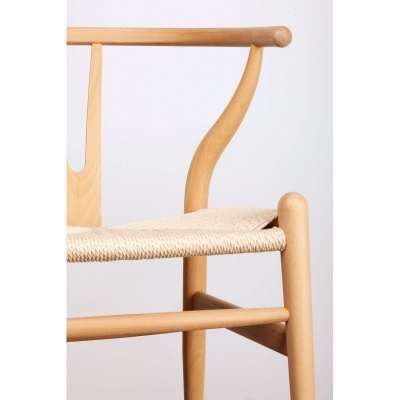 Cadeira de madeira clara com assento tecido bege e encosto curvo