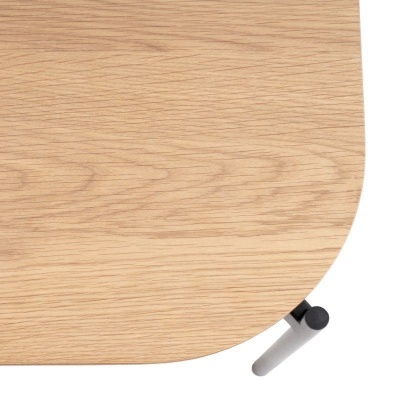 Canto arredondado de mesa em madeira clara com perna metálica cinza