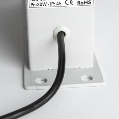 Peça metálica branca com cabo preto e etiqueta de especificações