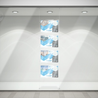 Montra de vidro iluminada com quatro cartazes verticais e logo VIKO