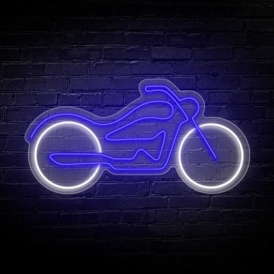 Neon em forma de motocicleta azul e branco numa parede de tijolos escura