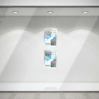 Montra de loja com duas embalagens brancas e azuis na parede interior