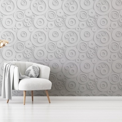 Cadeira cinzenta com candeeiro dourado e parede texturizada cinzenta