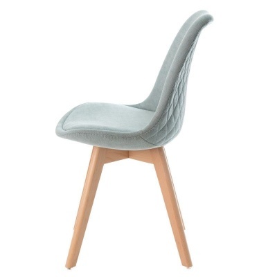 Cadeira cinzenta estofada com pernas de madeira clara em fundo branco