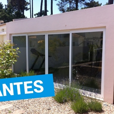 Estrutura exterior com grande janela de vidro e texto ANTES em destaque azul.
