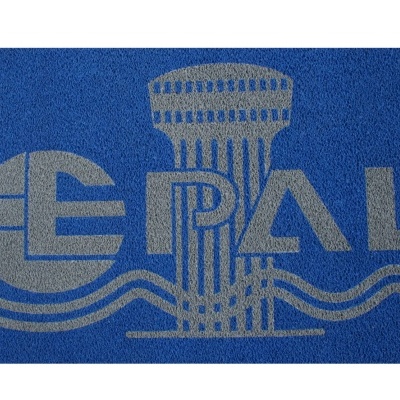Tapete azul com texto cinzento EPAL e símbolo estilizado de água