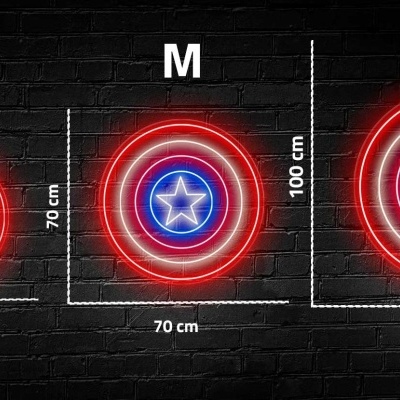 Três escudos luminosos do Capitão América de tamanhos S, M e L com medidas em centímetros, sobre parede preta de tijolos.