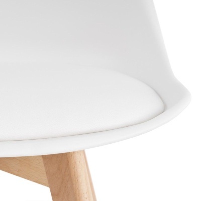 Cadeira branca com base em madeira clara e fundo branco