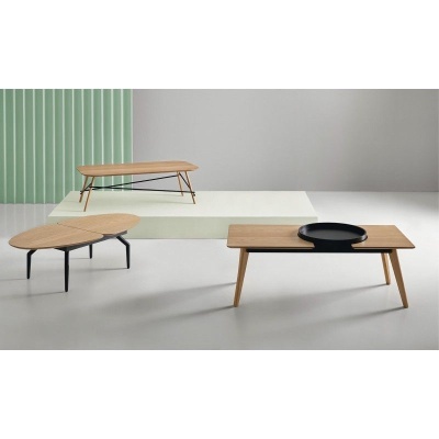 Três mesas de centro de madeira de diferentes designs em ambiente minimalista