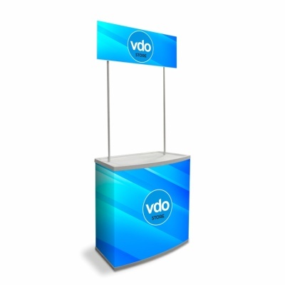 Stande promocional azul com texto 'vdo STORE'