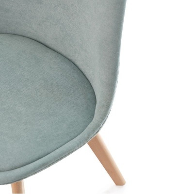 Cadeira cinza claro com pernas de madeira clara