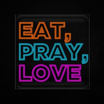 Placa quadrada preta com letras coloridas EAT, PRAY, LOVE