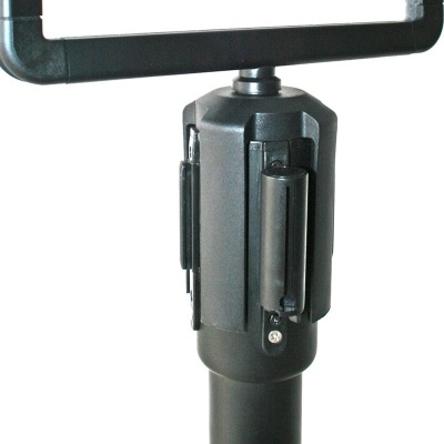 Poste preto com suporte para corda retrátil e aro retangular para sinalização