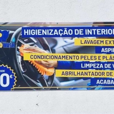 Painel publicitário de serviços de limpeza automóvel e higienização interior