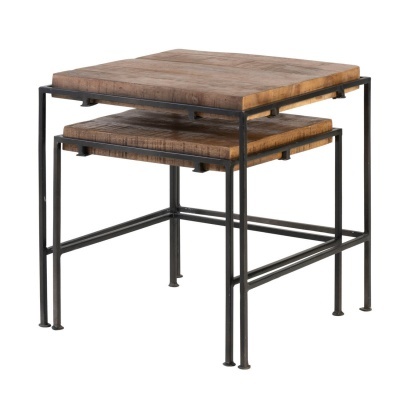 Conjunto de mesas de apoio quadradas em madeira e metal preto