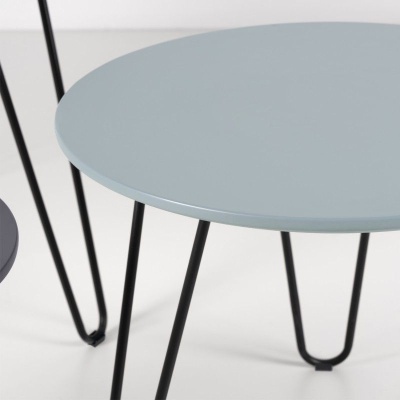 Mesa redonda azul claro com pernas pretas metálicas
