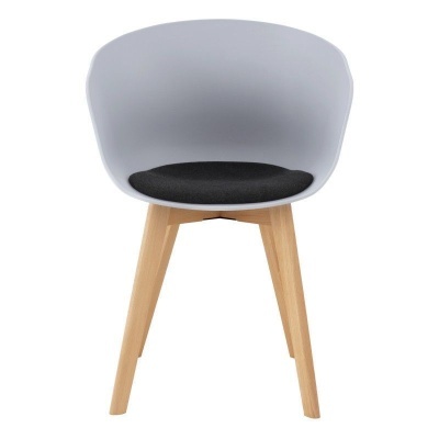 Cadeira cinzenta clara com almofada preta e pernas de madeira clara