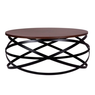 Mesa de centro redonda com tampo de madeira castanha e base metálica preta.